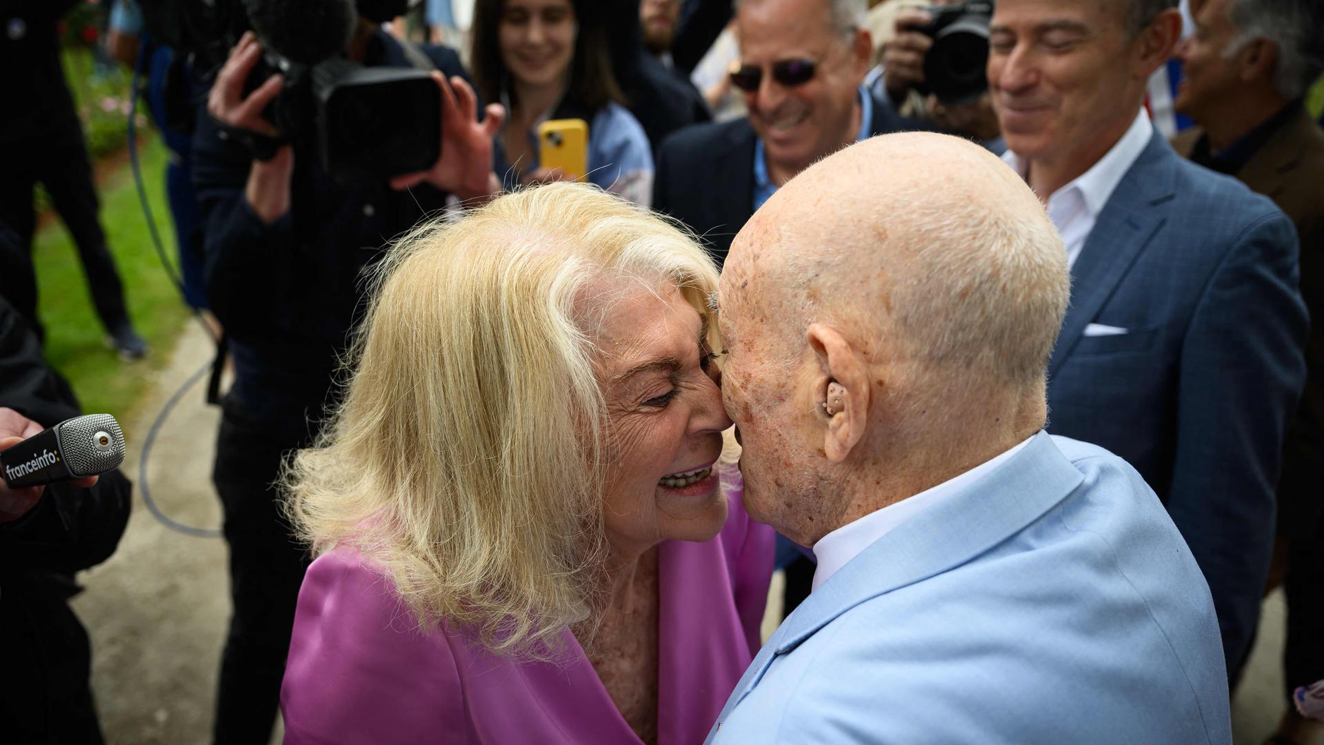 Jeanne Swerlin, 96, links, und der US-Kriegsveteran Harold Terens, 100, rechts, freuen sich über ihre Hochzeit in der Normandie, 80 Jahre nach dem D-Day. 