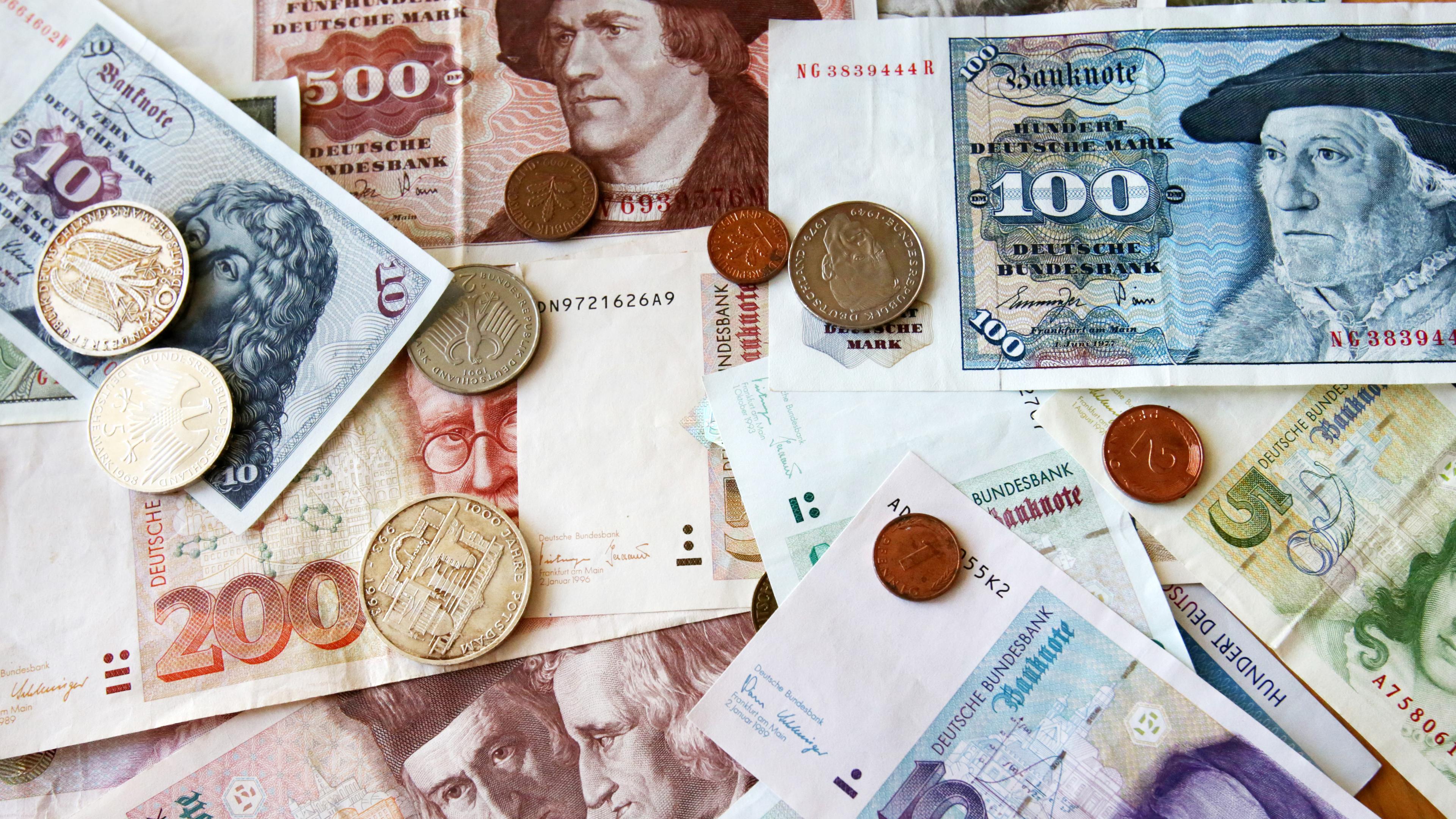 Rostock: In der Bundesbank-Filiale Rostock liegen D-Mark-Geldscheine und Münzen auf dem Tisch.