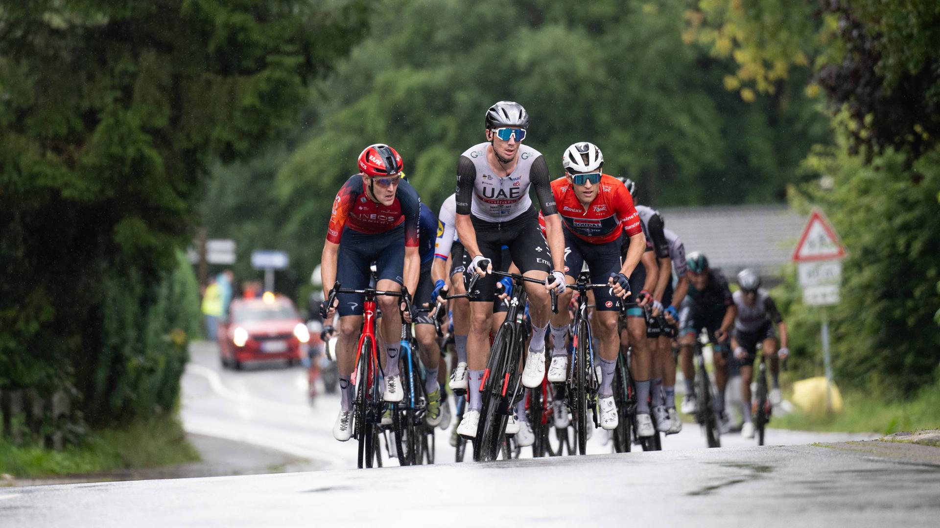 Deutschland Tour 2023: Szene von der 2. Etappe mit Ilan van Wilder (rechts) im roten Trikot