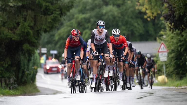 Deutschland Tour 2023: Szene von der 2. Etappe mit Ilan van Wilder (rechts) im roten Trikot