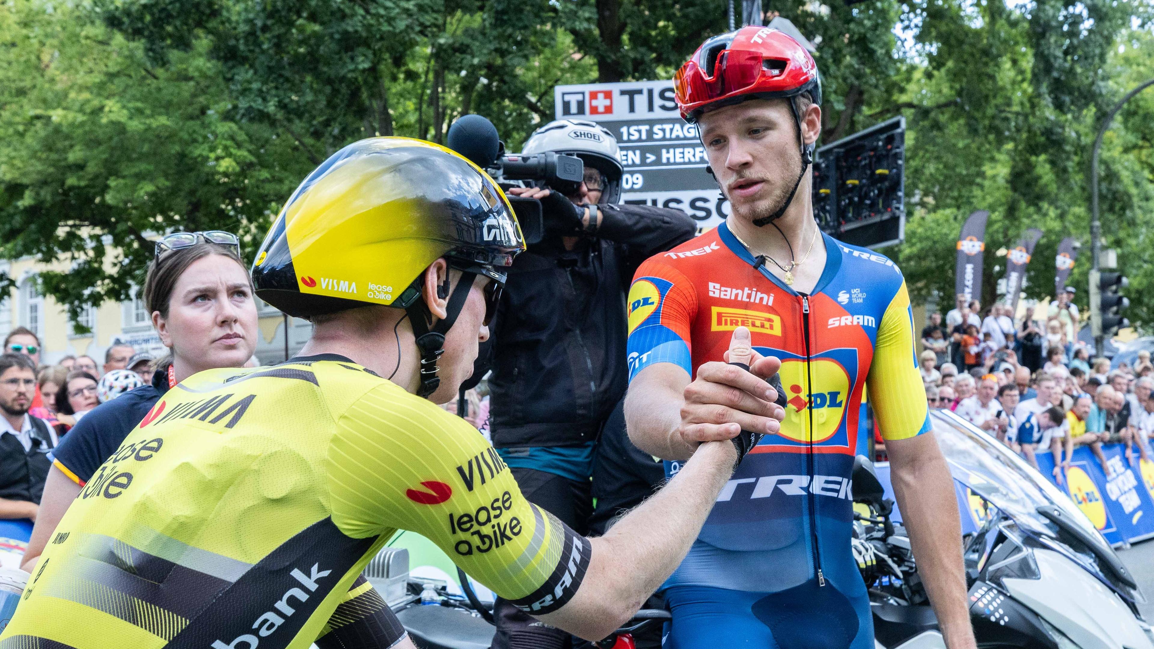 Jonathan Milan (LIDL - Trek), rechts - gratuliert James Matthew Brennan (TEAM VISMA | LEASE A BIKE), links.