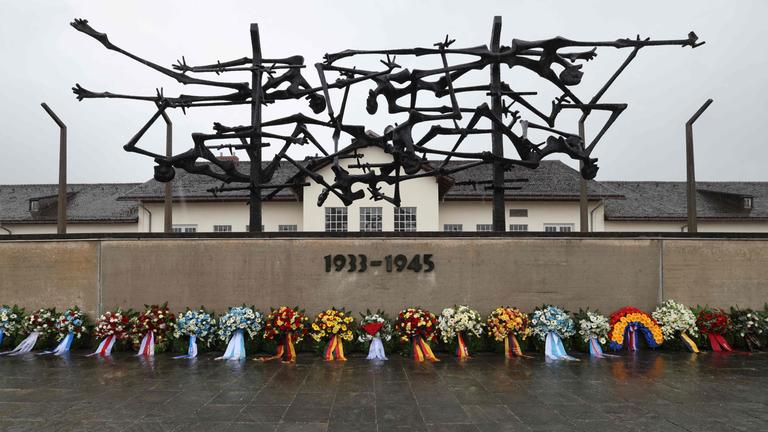Gedenkfeier an das KZ-Dachau - Zu sehen sind Blumenkränze vor dem Mahnmal des KZ-Dachau