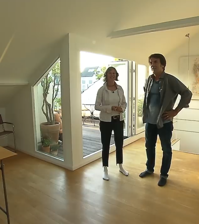 Mick Wewers begutachtet ein Dachgeschoss 