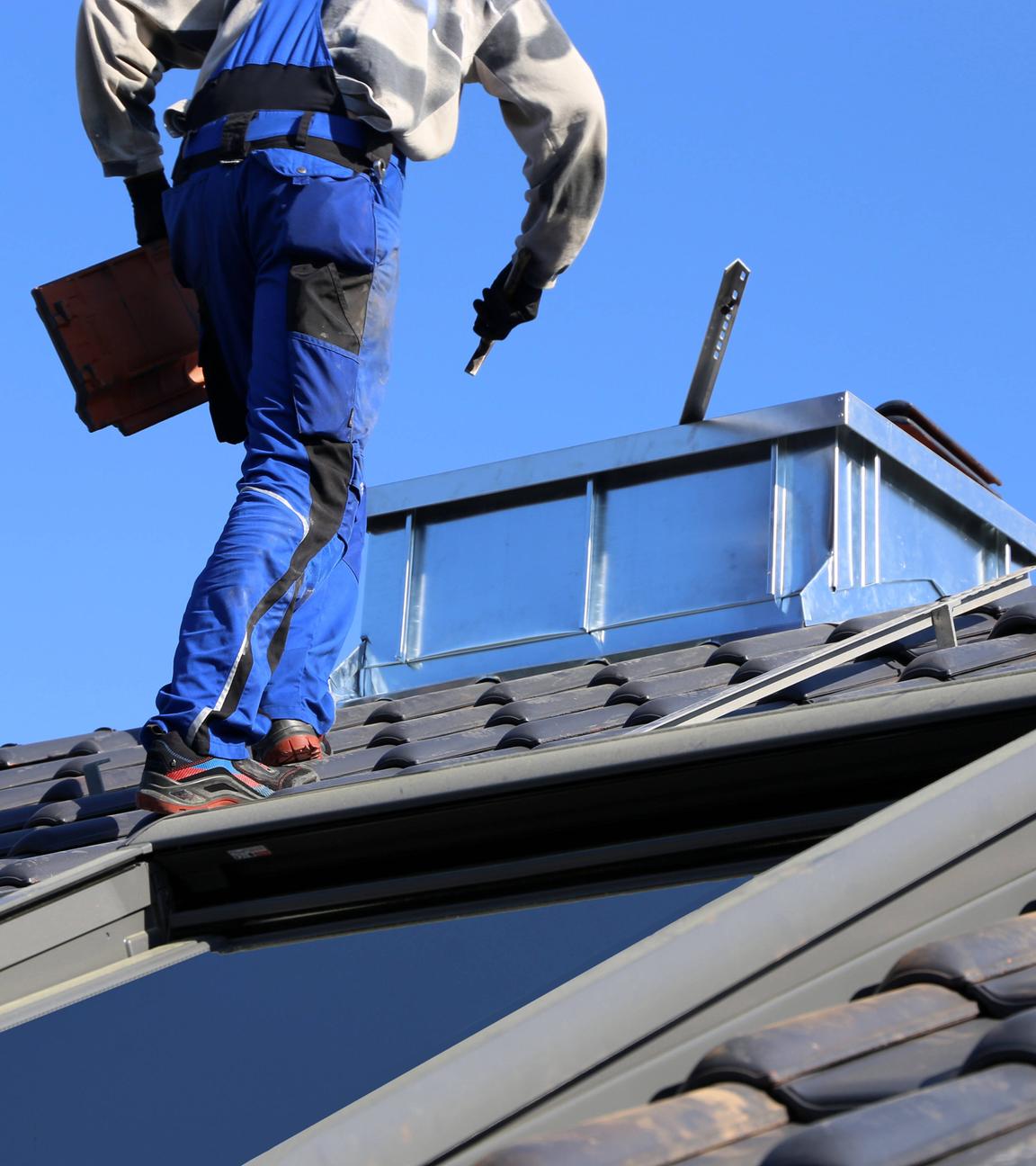 Dachdecker läuft auf Dach