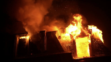 Das Bild zeigt den brennenden Dachstuhl bei Nacht.
