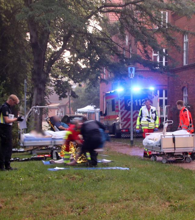 Rettungskräfte sind beim Brand in einem Krankenhaus im Einsatz. 
