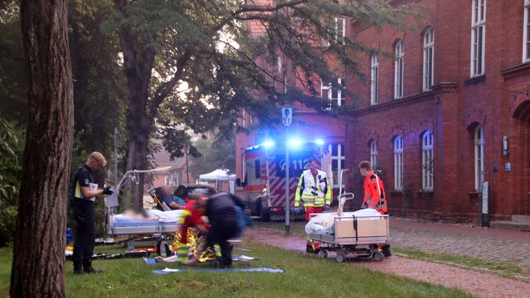 Rettungskräfte sind beim Brand in einem Krankenhaus im Einsatz. 