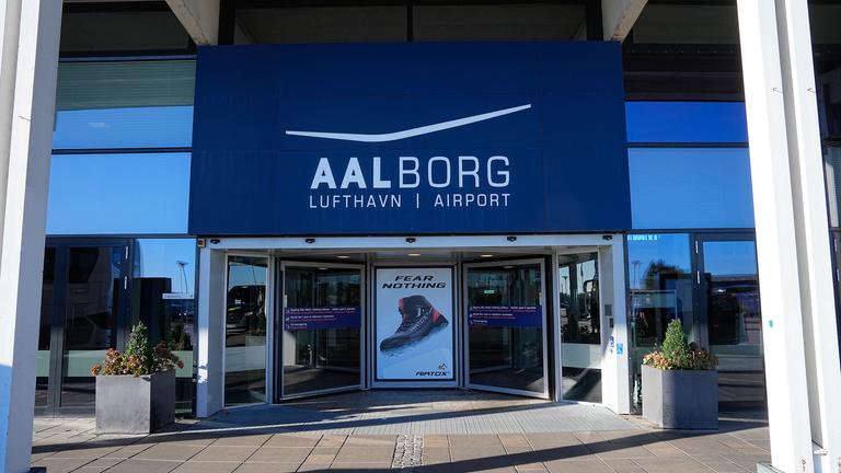 Der Eingang zum Flughafen Aalborg in Aalborg, Dänemark, 25. September 2025.