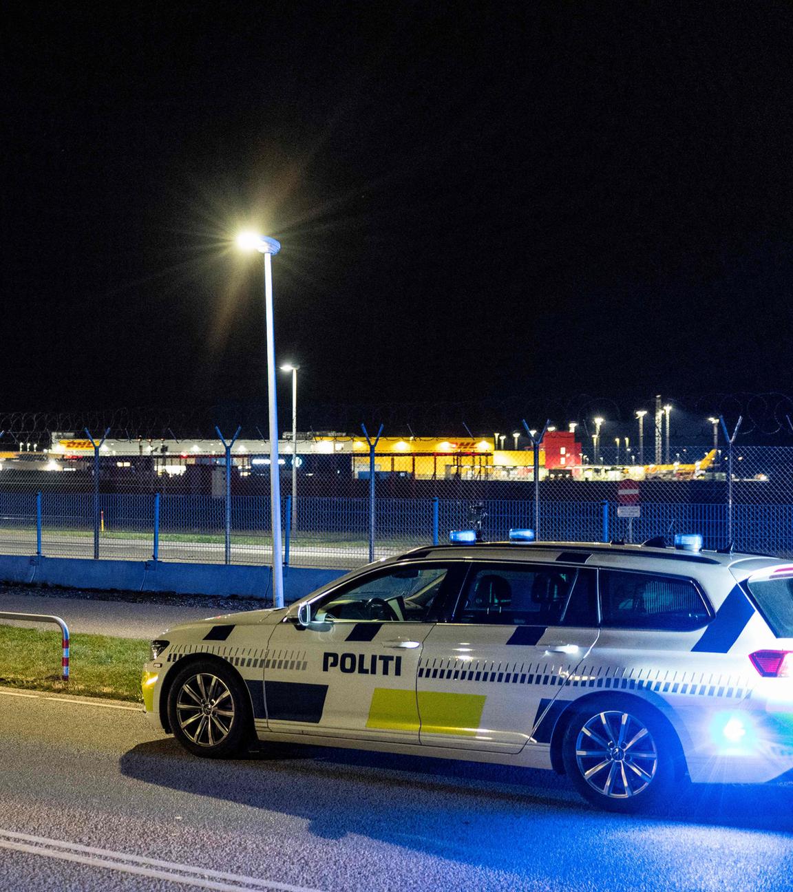 Polizei bei Nacht vor dänischem Flughafen