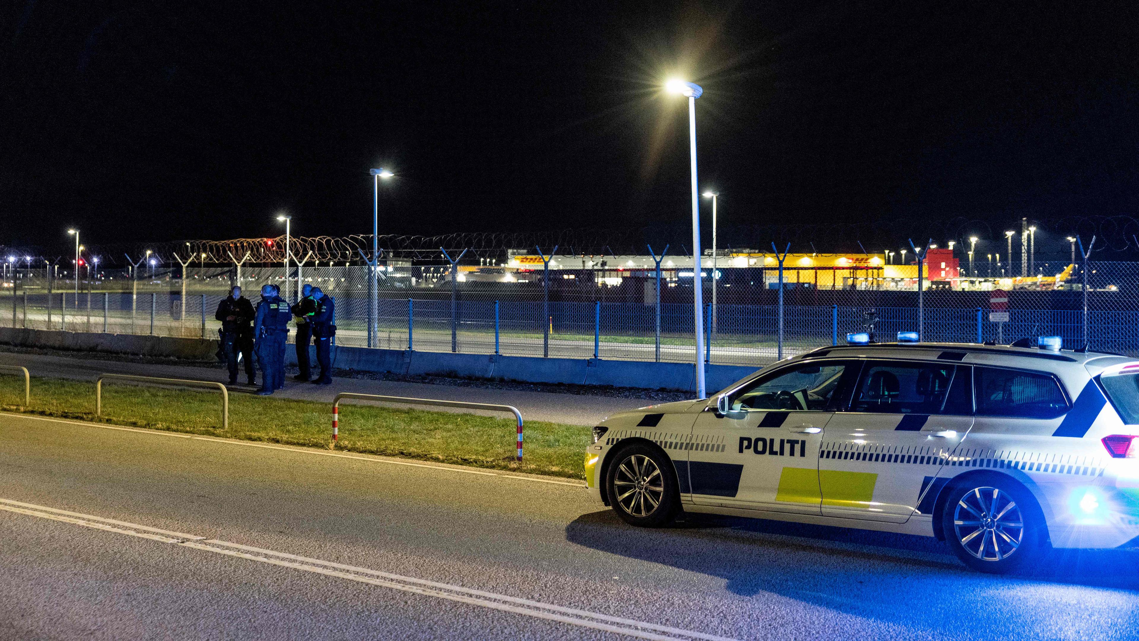 Polizei bei Nacht vor dänischem Flughafen