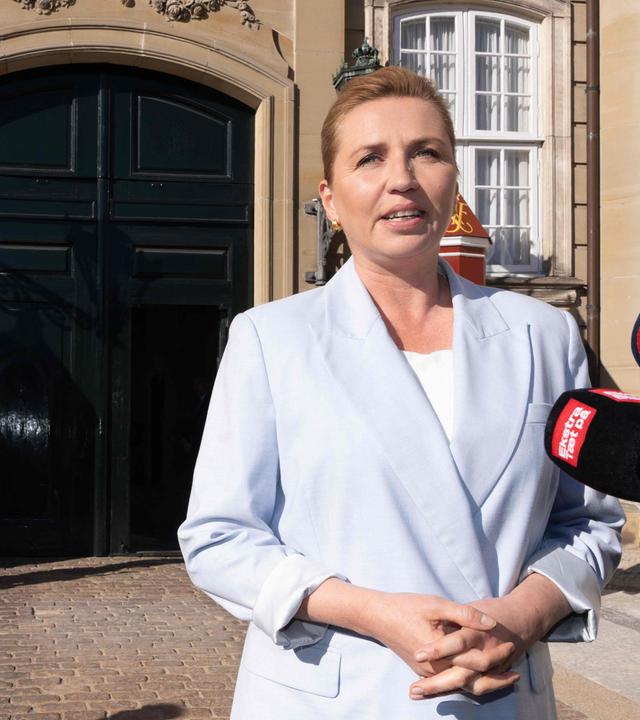 Dänemarks amtierende Ministerpräsidentin Mette Frederiksen spricht am 10. Mai 2026 in Kopenhagen vor dem Schloss Amalienborg mit Journalisten, nachdem sie König Frederik getroffen hat.
