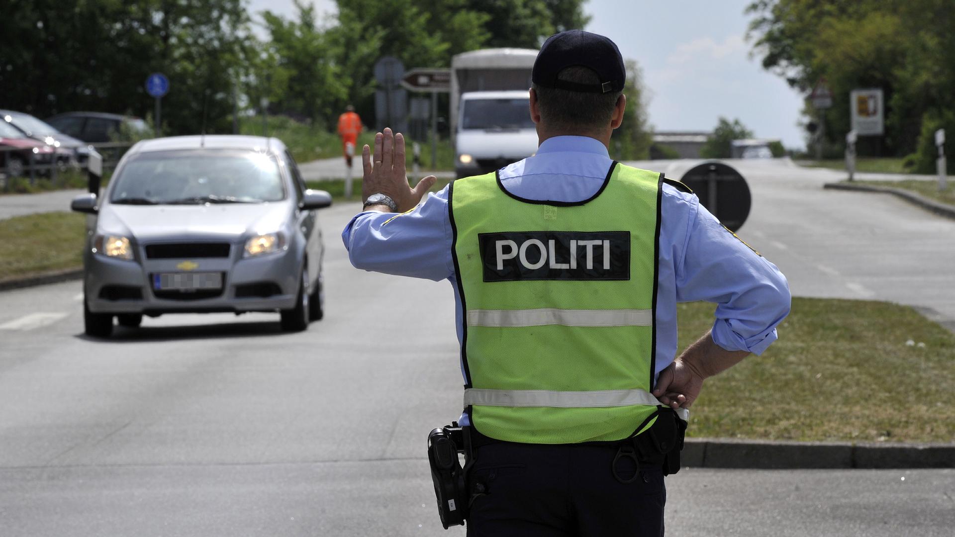 Dänischer Polizeibeamter kontrolliert an der deutsch-dänischen Grenze. (Archivbild)