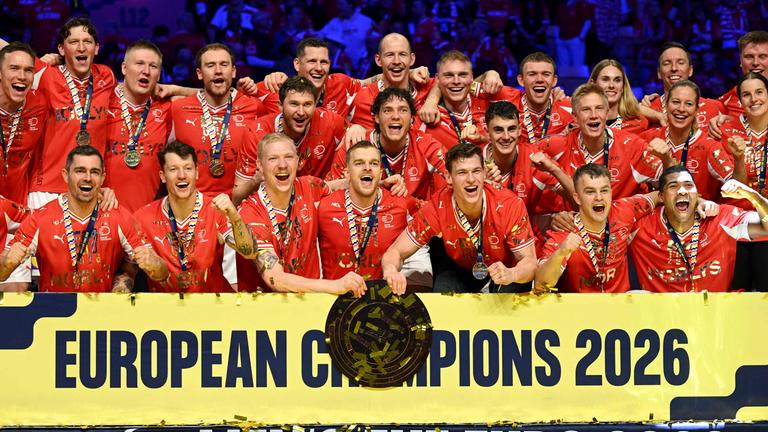 Das dänische Team feiert den EM-Sieg gegen Deutschland.