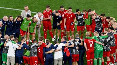 Die Spieler, Trainer und Betreuer der dänischen Nationalmannschaft stehen nach dem Spiel gegen Serbien in einem Teamkreis zusammen. 