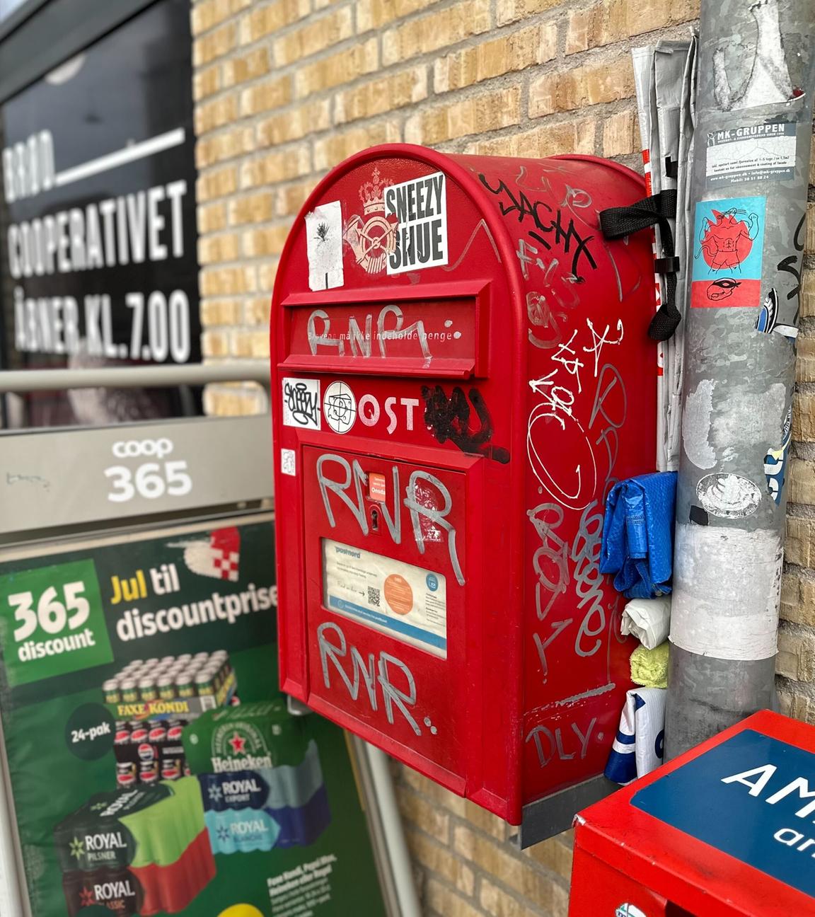 Ein Briefkasten hängt vor einem Kiosk in Kopenhagen