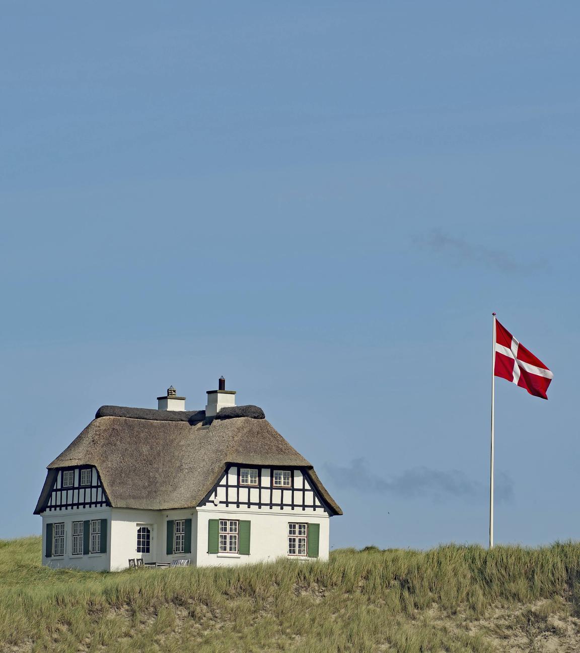 Dänisches Haus mit gehisster Dänemark-Fahne
