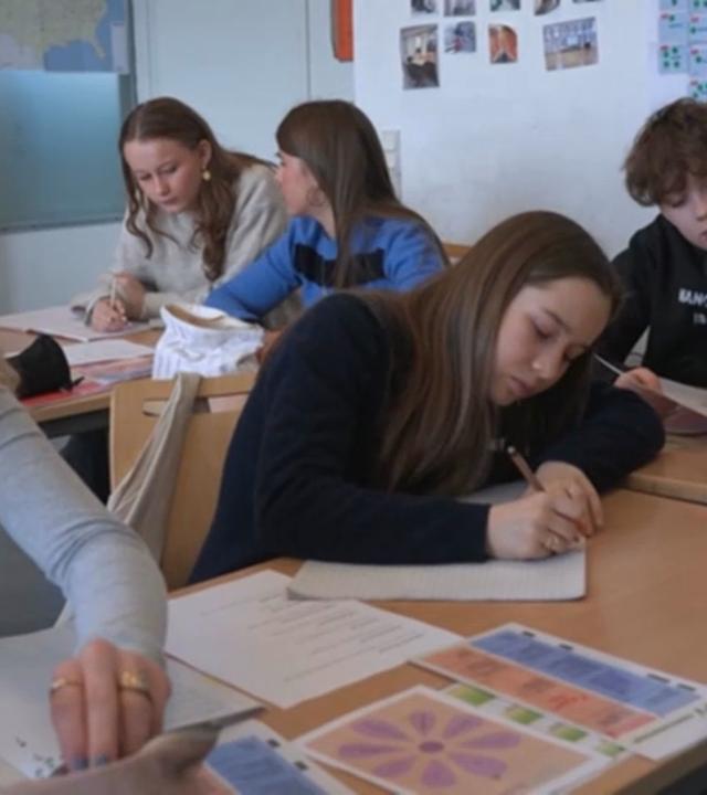 Schülerinnen und Schüler in einem Klassenraum