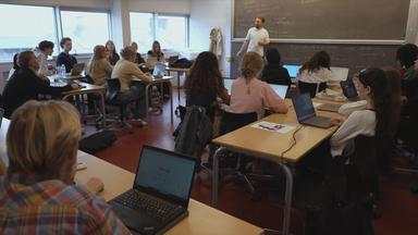 EIne Schulklasse mit einem Lehrer im Unterricht