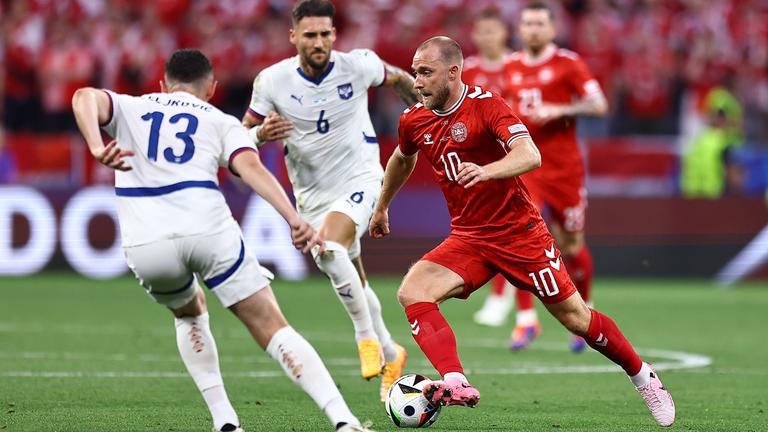Dänemarks Christian Eriksen in Aktion beim Spiel gegen Serbien am 25.06.2024.