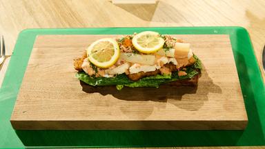 Dänemark: Stjerneskud Smørrebrød mit zweierlei Schollenfilet, Krabben, Spargel und cremigem Dressing