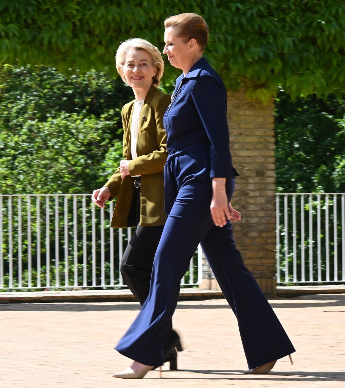 Ursula von der Leyen (l), EU-Kommissionspräsidentin, und Mette Frederiksen, Ministerpräsidentin von Dänemark, gehen nebeneinander vor der Universität.