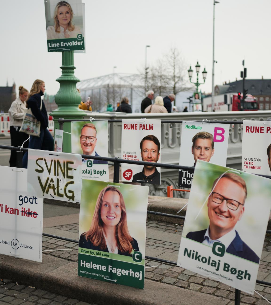  Kopenhagen: Menschen gehen an Wahlkampfplakaten vorbei, vor den für den 24. März angesetzten Parlamentswahlen.