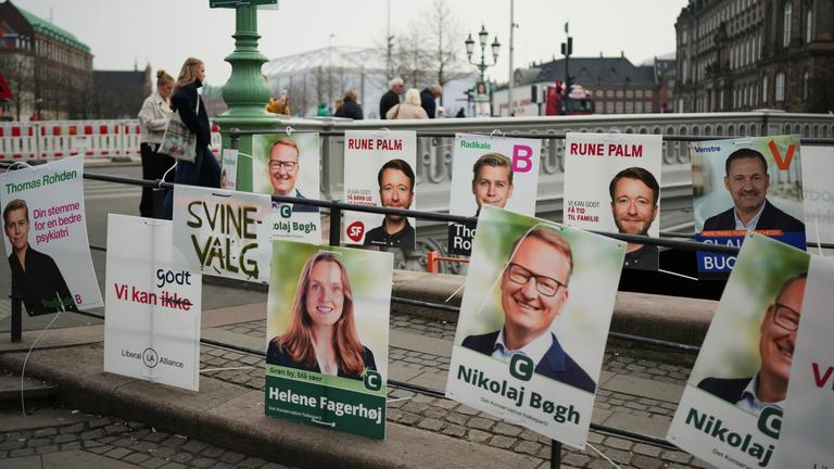  Kopenhagen: Menschen gehen an Wahlkampfplakaten vorbei, vor den für den 24. März angesetzten Parlamentswahlen.