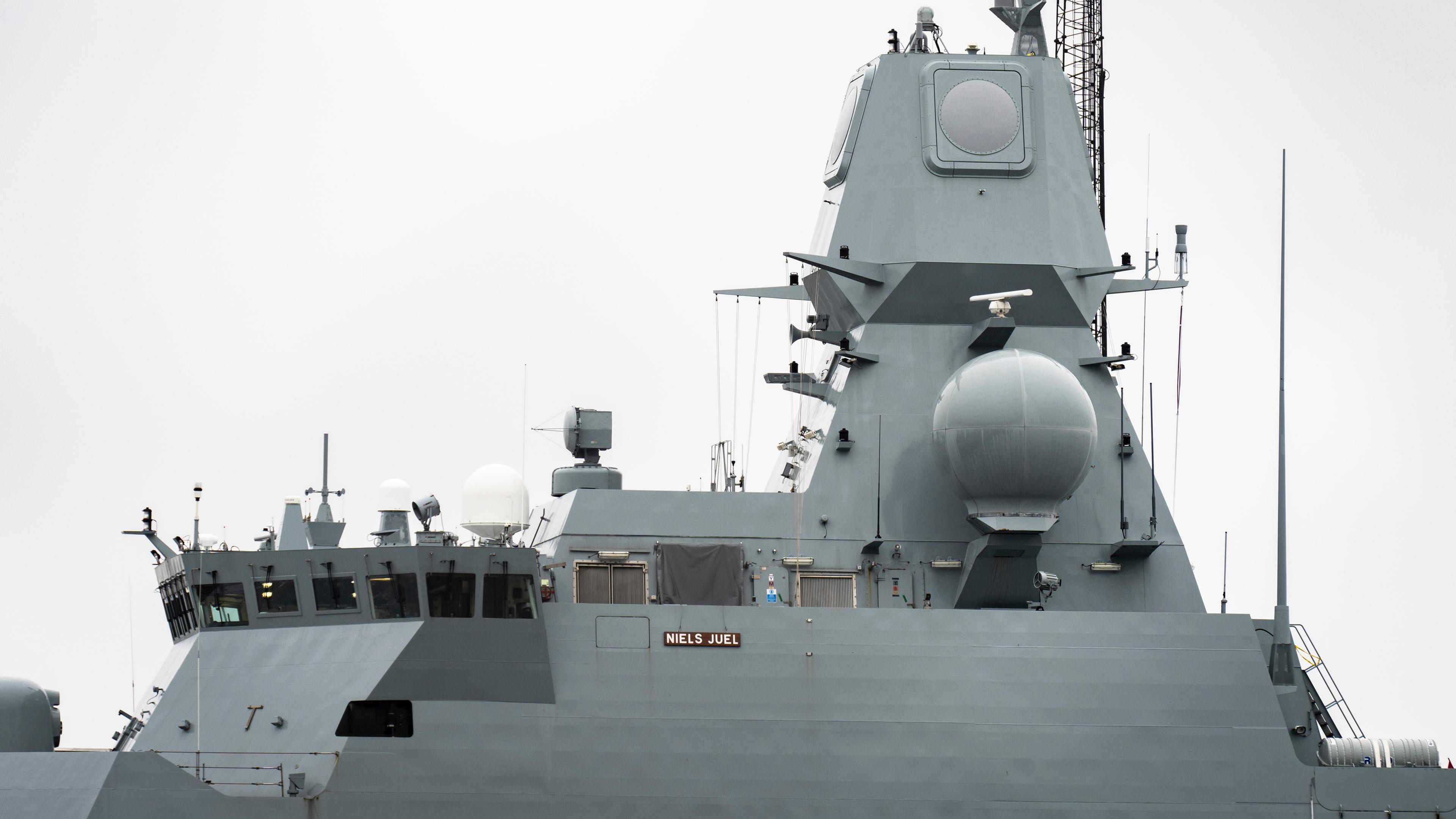 Die dänische Marinefregatte Niels Juel liegt am 04. 04. 2024 in Korsoer, Dänemark, vor Anker.