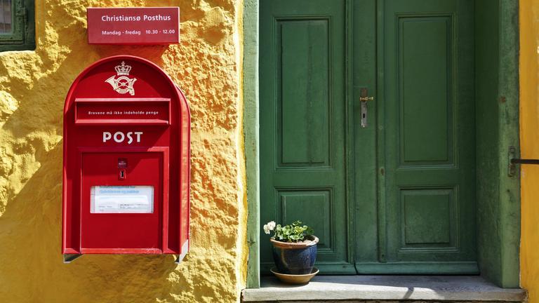Typischer roter Briefkasten in Dänemark.