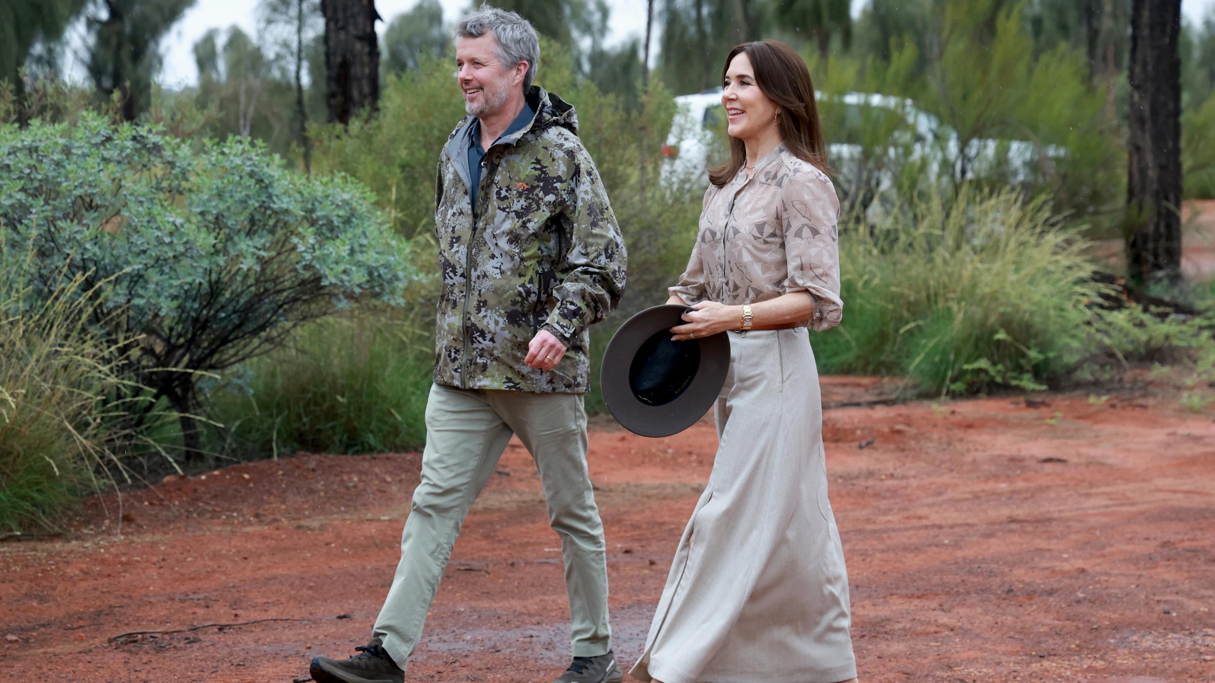König Frederik X. von Dänemark (l.) und Königin Mary im Uluru-Kata-Tjuta-Nationalparks in Australien