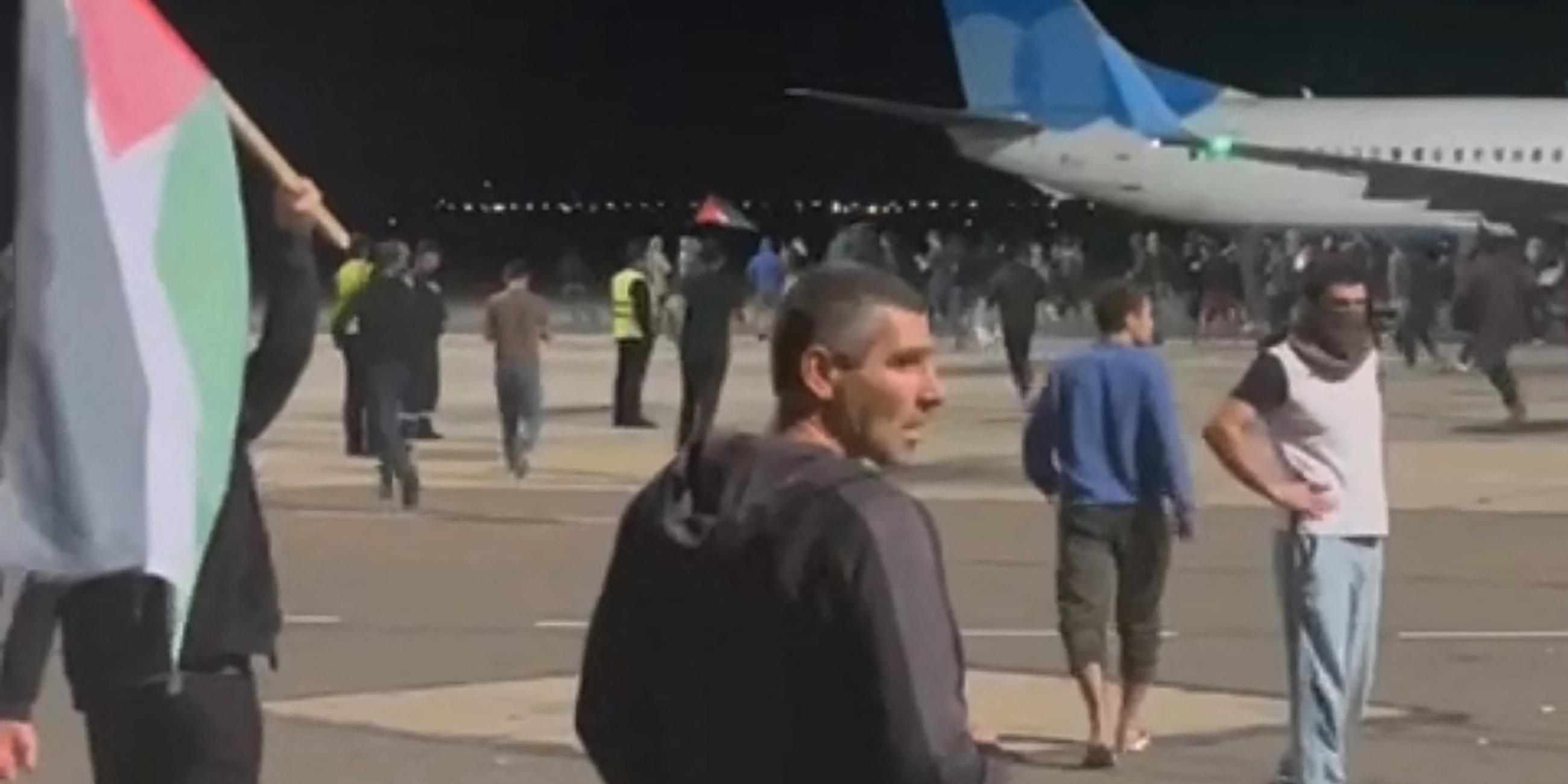 Zu sehen ist eine Menschenmenge auf dem Flughafen der russischen Stadt Machatschkala vor einem Flugzeug aus Israel.
