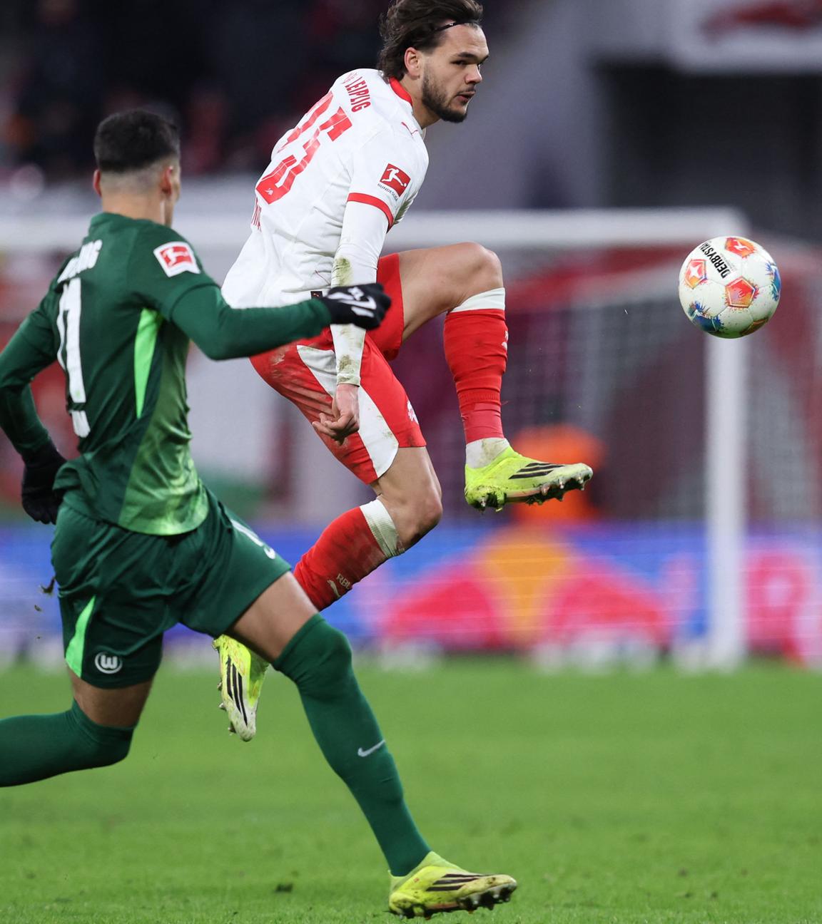 Leipzigs linker Verteidiger Max Finkgräfe kann im Zweikampf mit Wolfsburgs Flügelspieler Adam Daghim den Ball behaupten