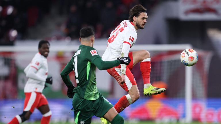 Leipzigs linker Verteidiger Max Finkgräfe kann im Zweikampf mit Wolfsburgs Flügelspieler Adam Daghim den Ball behaupten