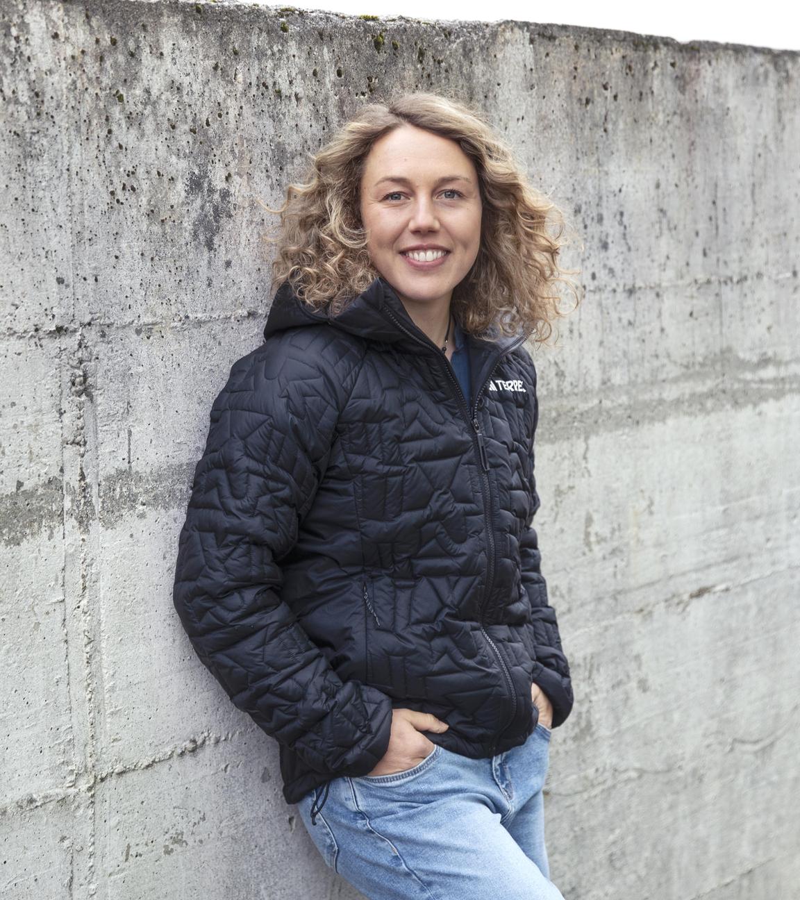 Laura Dahlmeier Laura Dahlmeier lehnt an einer grauen Mauer und lächelt in die Kamera. 
