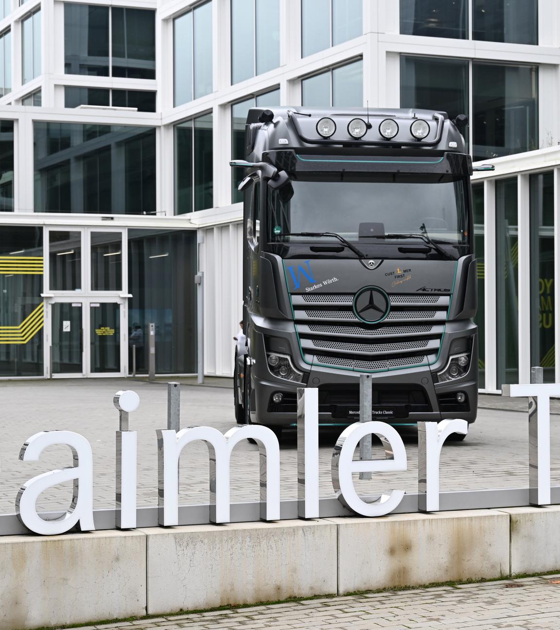 Der Schriftzug Daimler Truck ist an der Zentrale des Nutzfahrzeugherstellers angebracht.