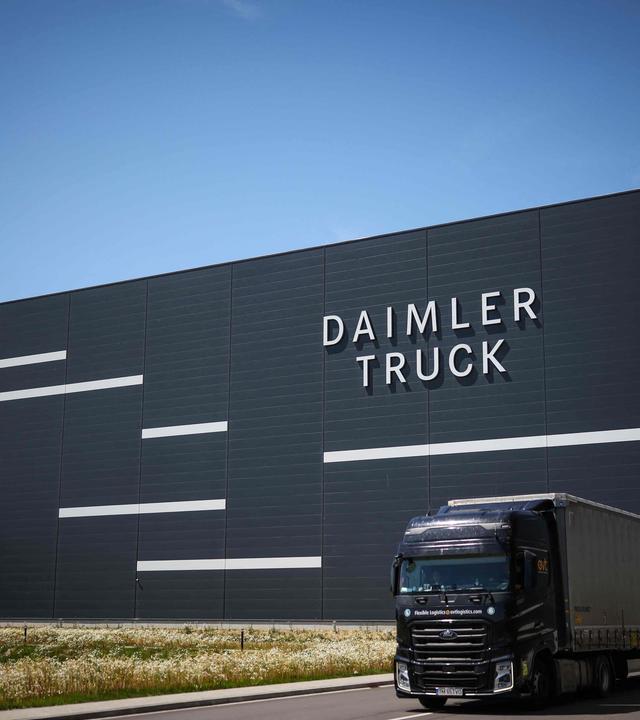 Am 23. Juni 2026 ist der Schriftzug „Daimler Truck“ am Lager des neuen Daimler Truck Global Parts Center (GPC) in Halberstadt in Ostdeutschland zu sehen.