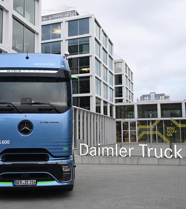 Symbolbild:  Ein Mercedes-Benz Lastwagen steht vor der Zentrale von Daimler Truck. 