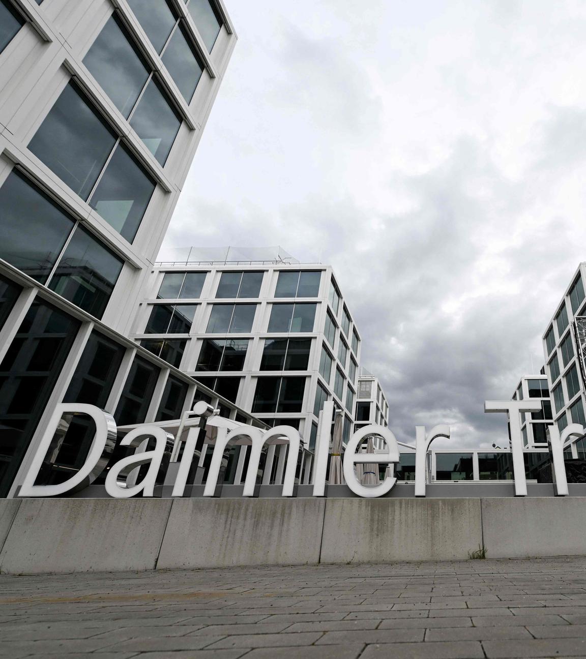 Der Schriftzug Daimler Truck steht vor dem Hauptsitz der Daimler Truck AG in Leinfelden-Echterdingen.
