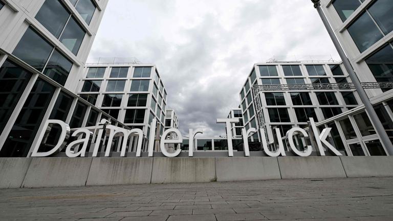 Der Schriftzug Daimler Truck steht vor dem Hauptsitz der Daimler Truck AG in Leinfelden-Echterdingen.