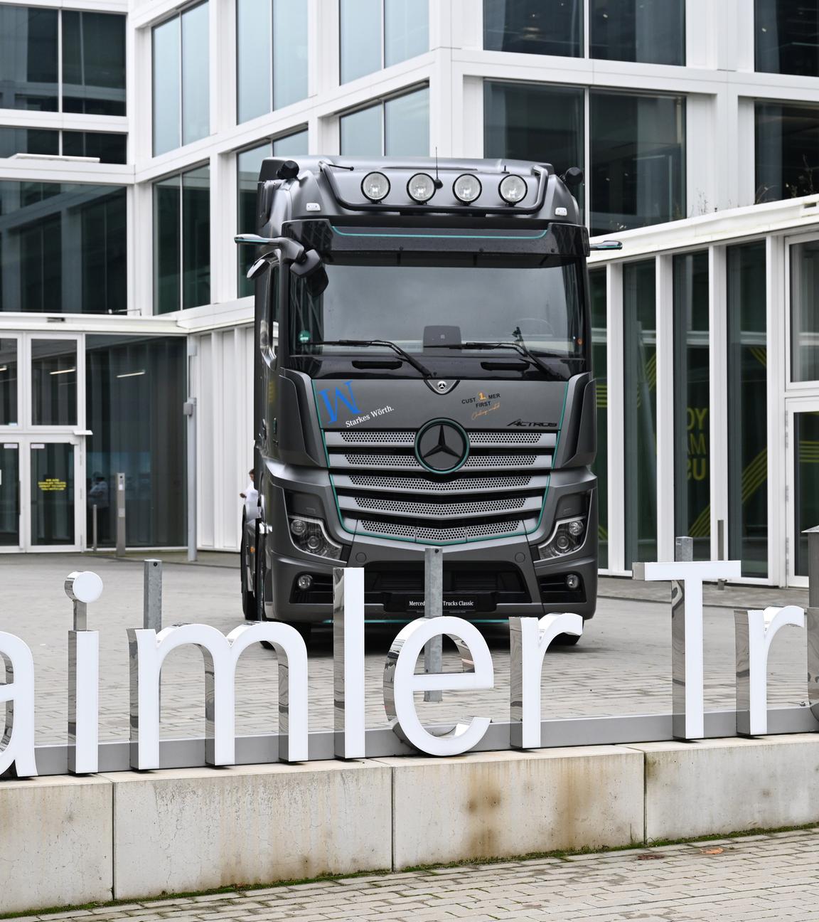 Archiv: Der Schriftzug Daimler Truck ist an der Zentrale des Nutzfahrzeugherstellers angebracht.
