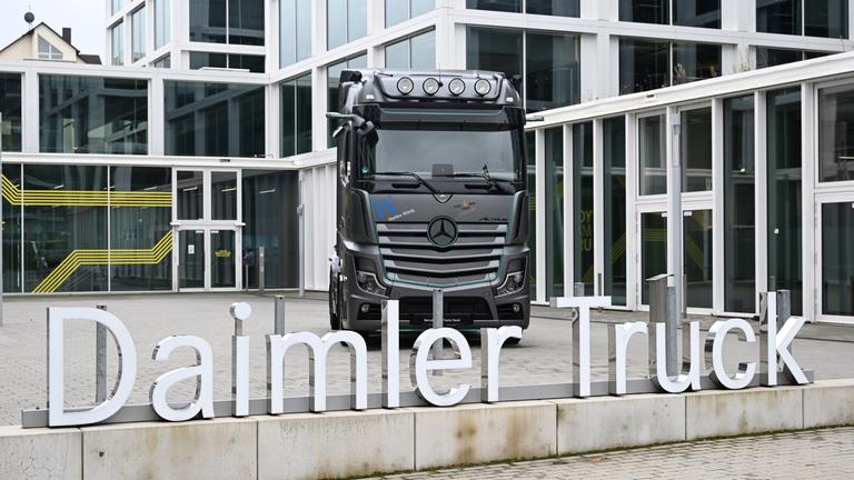 Archiv: Der Schriftzug Daimler Truck ist an der Zentrale des Nutzfahrzeugherstellers angebracht.