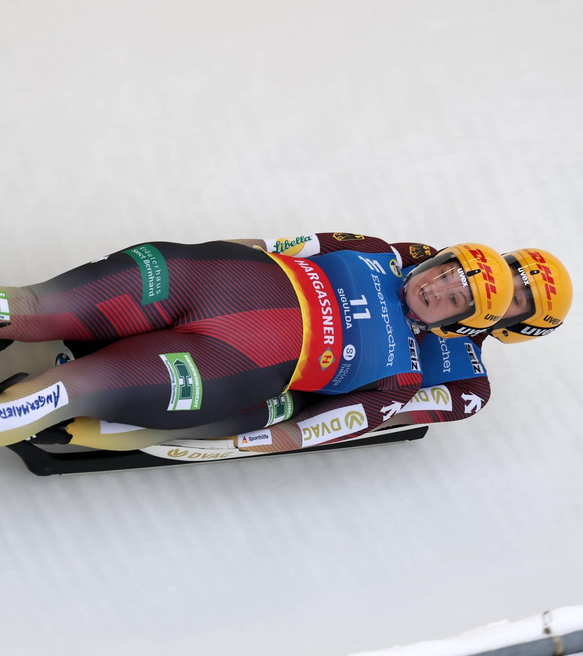 Die beiden deutschen Rennrodlerinnen Dajana Eitberger und Magdalena Matschina sind beide im Kanal in Aktion zu sehen