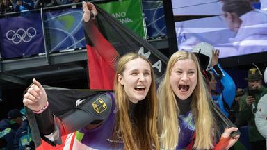 Dajana Eitberger und Magdalena Matschina (Deutschland) jubeln. 