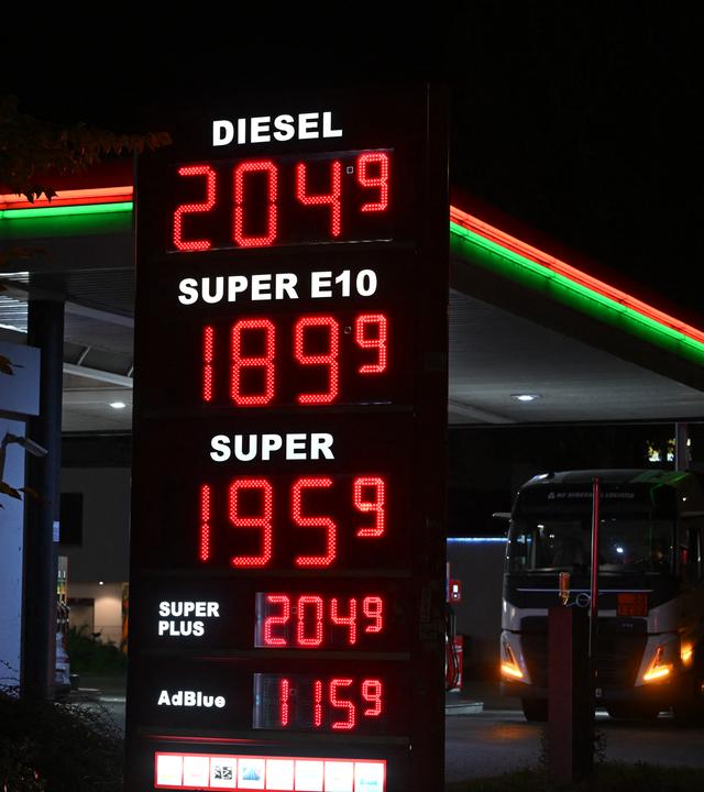 Kraftstoffpreise stehen auf der Preistafel einer Tankstelle. Vom 1. Oktober bis Ende Dezember 2026 wird die Energiesteuer auf Benzin und Diesel um rund 14 Cent je Liter gesenkt.