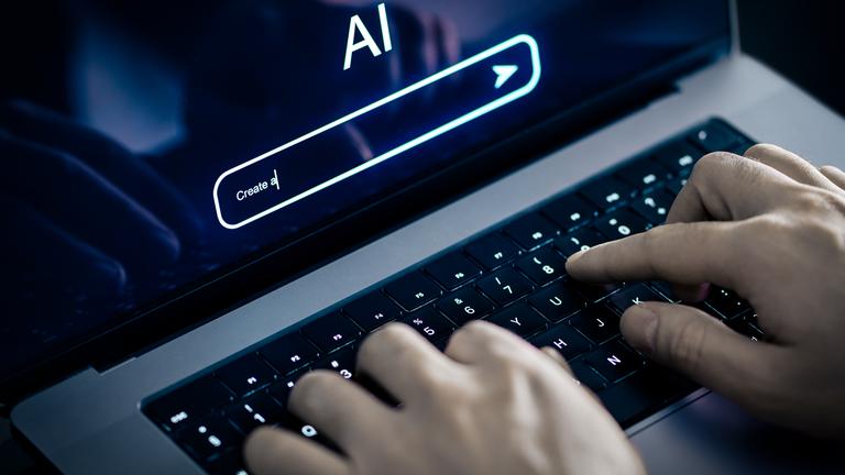 KI-gestützte Inhalts- oder Textgenerierung mit Laptop und künstlicher Intelligenz. Bildgenerator im Büro. Chatbot oder virtueller Suchroboter am Computer. Großes Sprachmodell (LLM). Manuelles Tippen.