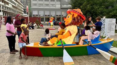 In ganz Dakar (Senegal) sind Installationen und Dekorationen zu sehen, die für die Olympischen Jugendspiele 2026 in Dakar werben. Maskottchen "Ayo"