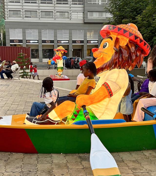 In ganz Dakar (Senegal) sind Installationen und Dekorationen zu sehen, die für die Olympischen Jugendspiele 2026 in Dakar werben. Maskottchen "Ayo"