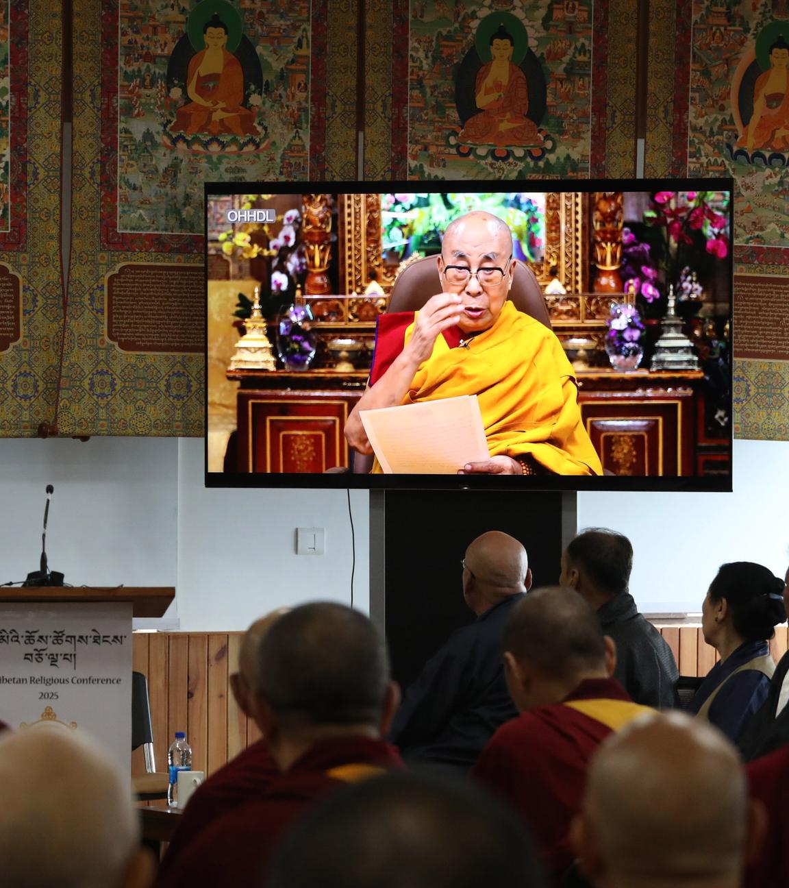 Auf einem Fernsehbildschirm wird die aufgezeichnete Botschaft Seiner Heiligkeit des Dalai Lama im Haupttempel von Tsuglhakhang in McLeod Ganj gezeigt.