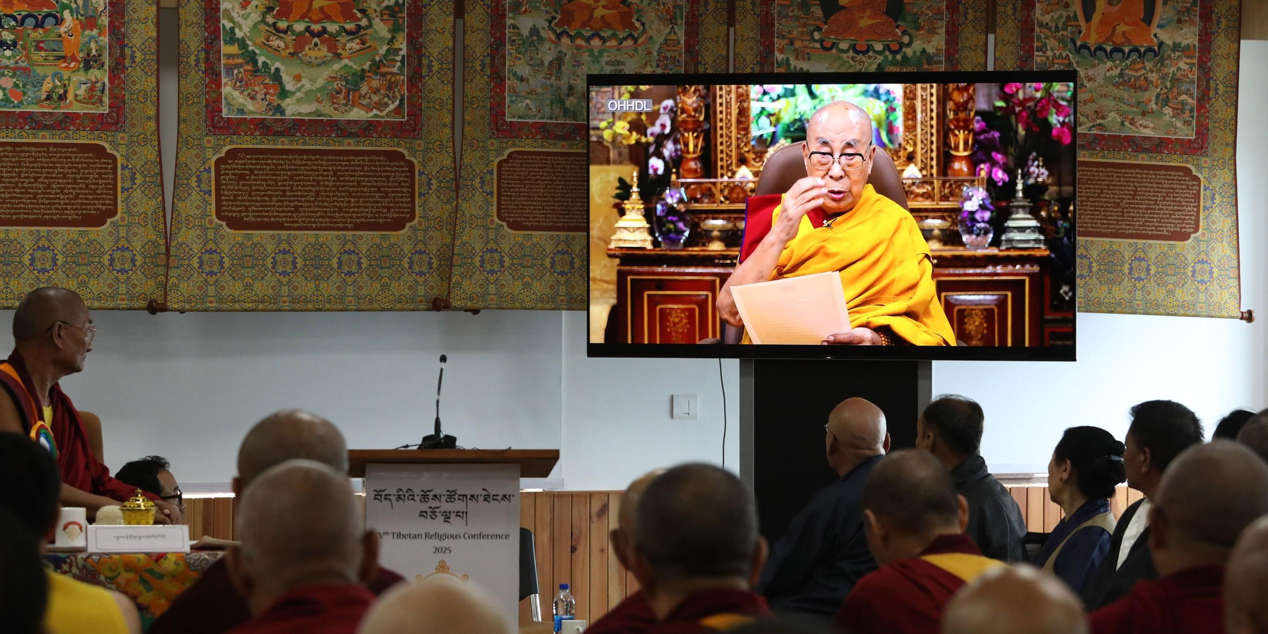 Auf einem Fernsehbildschirm wird die aufgezeichnete Botschaft Seiner Heiligkeit des Dalai Lama im Haupttempel von Tsuglhakhang in McLeod Ganj gezeigt.