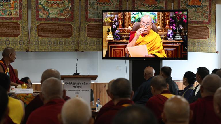 Auf einem Fernsehbildschirm wird die aufgezeichnete Botschaft Seiner Heiligkeit des Dalai Lama im Haupttempel von Tsuglhakhang in McLeod Ganj gezeigt.